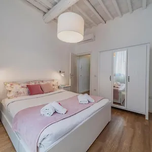 32 Nero - San Niccolo Italy